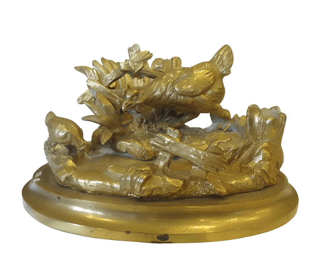 Tintero de bronce que representa a un gallo cuidando de las gallinas, siglo XIX, escuela francesa.
