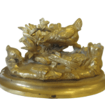 Tintero de bronce que representa a un gallo cuidando de las gallinas, siglo XIX, escuela francesa.