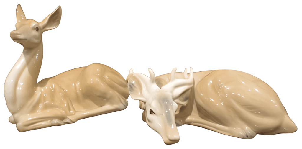 Pareja de ciervos realizados en porcelana por la marca Tengra (Valencia-España); del siglo XX,