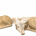 Pareja de ciervos realizados en porcelana por la marca Tengra (Valencia-España); del siglo XX,