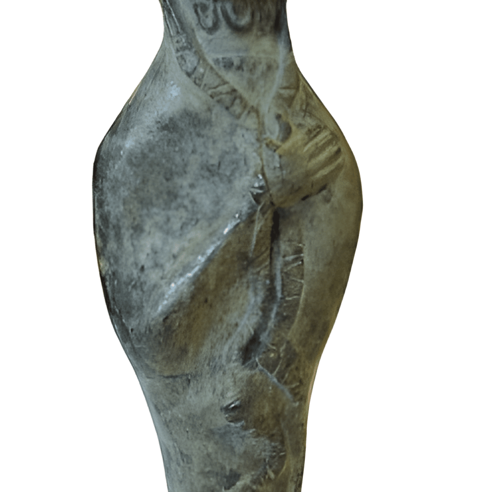 MUJER ENVUELTA EN UN MANTO