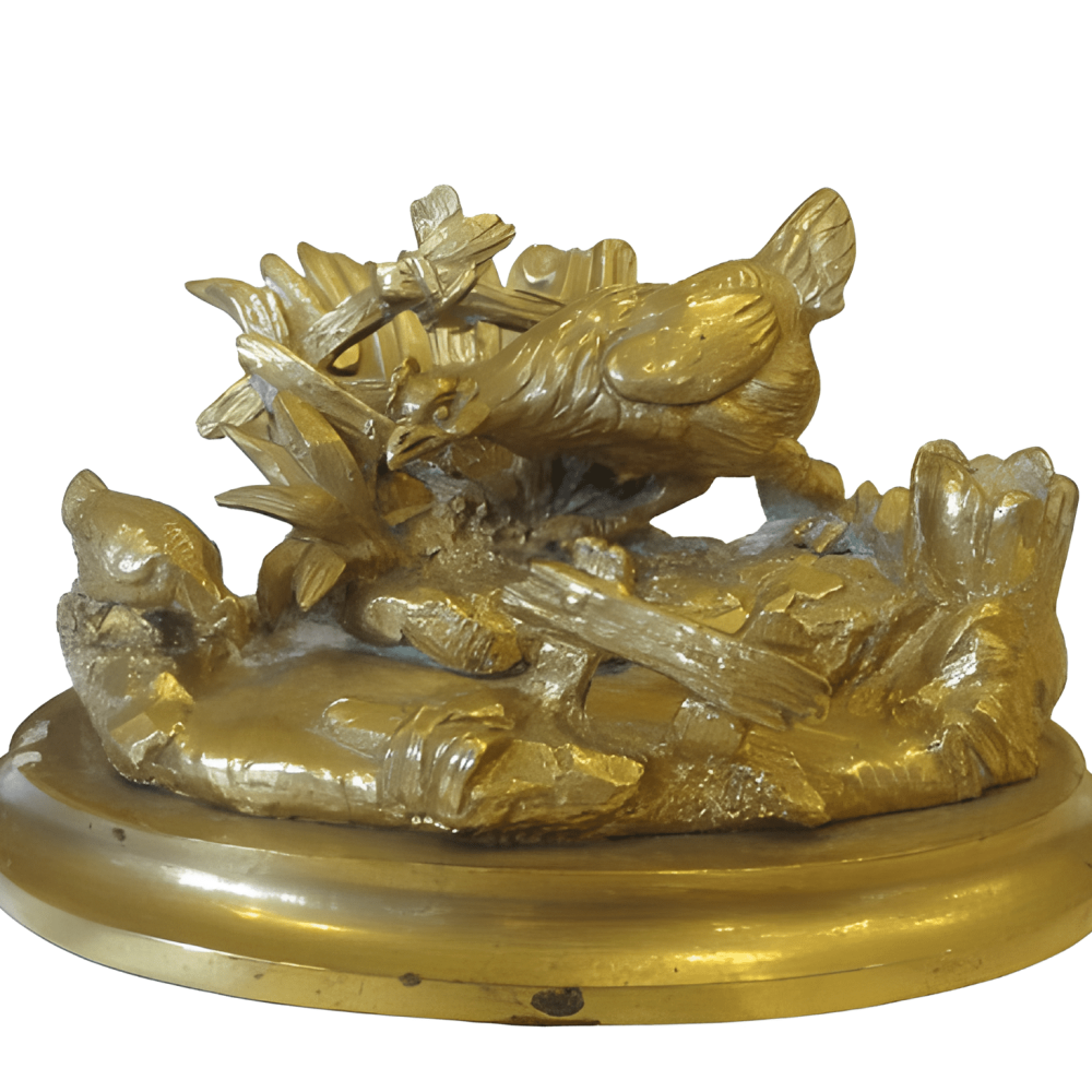 Tintero de bronce que representa a un gallo cuidando de las gallinas, siglo XIX, escuela francesa.